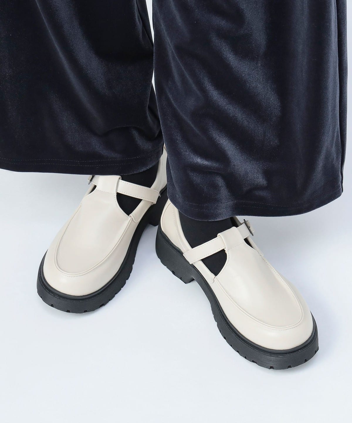 Tストラップ付 モカシン シューズ WOMEN IVORY L Tストラップ付 モカシン シューズ WOMEN IVORY L