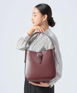 Buckle handle tote bag