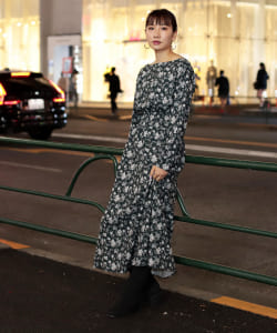 BeAMS DOT / レトロ花柄 シャーリングワンピース