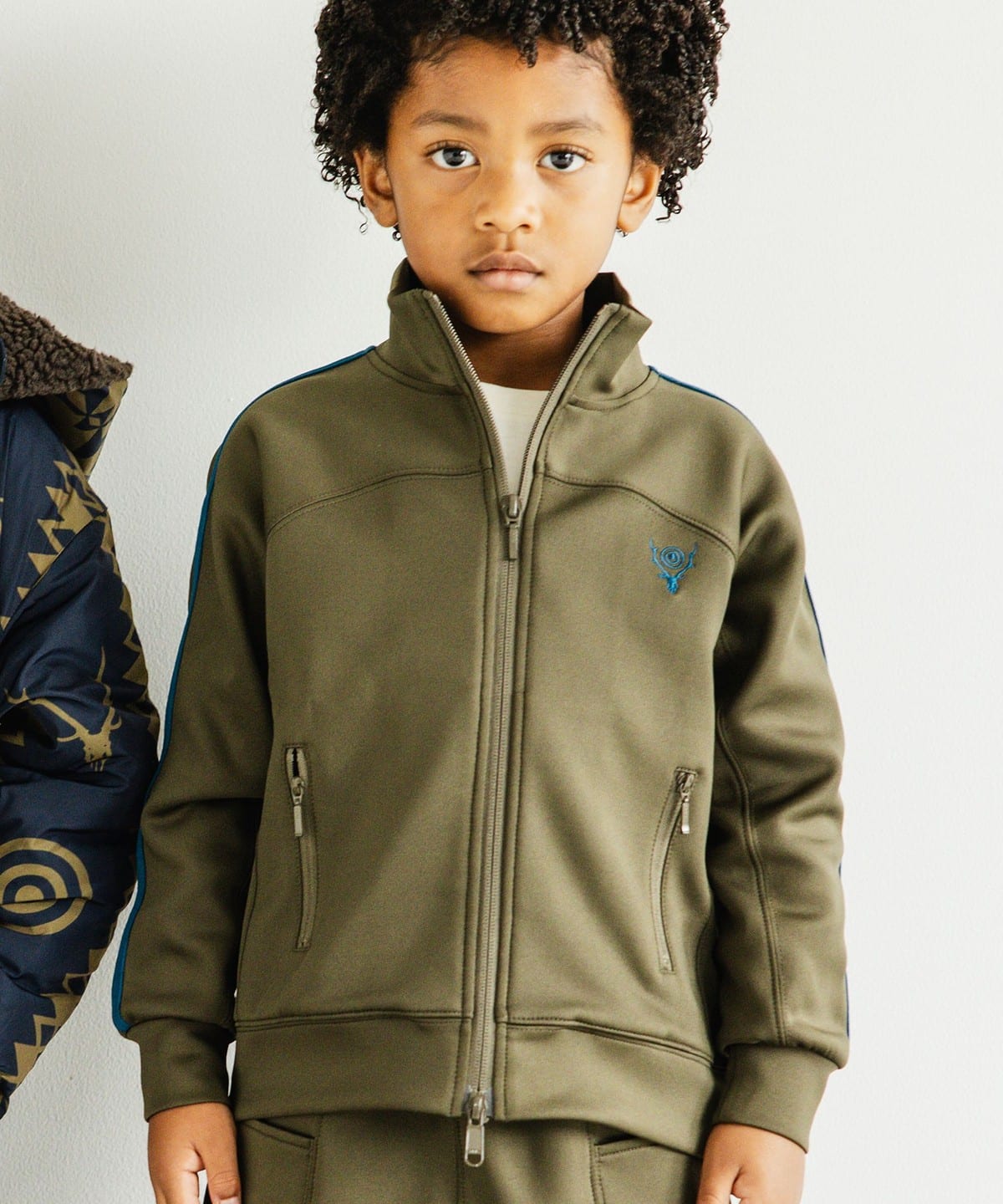 SOUTH2 WEST8 × こども ビームス / トレーナー ジャケット 2025FW(110 160cm) トップス KHAKI S(110-120) SOUTH2 WEST8 × こども ビームス / トレーナー ジャケット 2025FW(110 160cm) トップス KHAKI S(110-120)