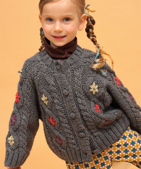 【+10%ポイントUP】【別注】LOGAN Knitting Mills / 刺繍 ニット カーディガン 2026FW（100～150cm） Model：H104（cm）Size：S(100-110cm)