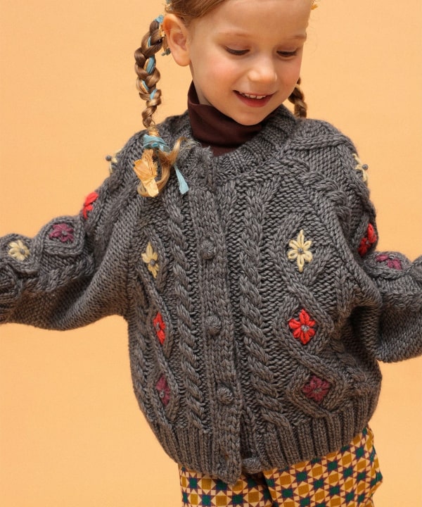【+10%ポイントUP】【別注】LOGAN Knitting Mills / 刺繍 ニット カーディガン 2026FW（100～150cm） Model：H104（cm）Size：S(100-110cm)