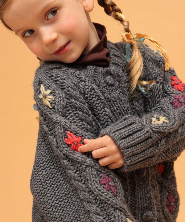 【+10%ポイントUP】【別注】LOGAN Knitting Mills / 刺繍 ニット カーディガン 2026FW（100～150cm） Model：H104（cm）Size：S(100-110cm)