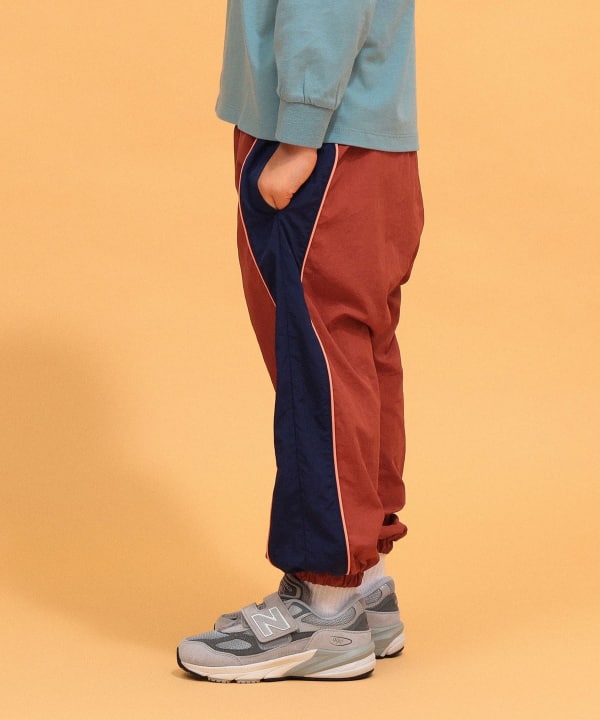 ナイロン トラック パンツ 2026FW（90～140cm） 印象的なサイドライン