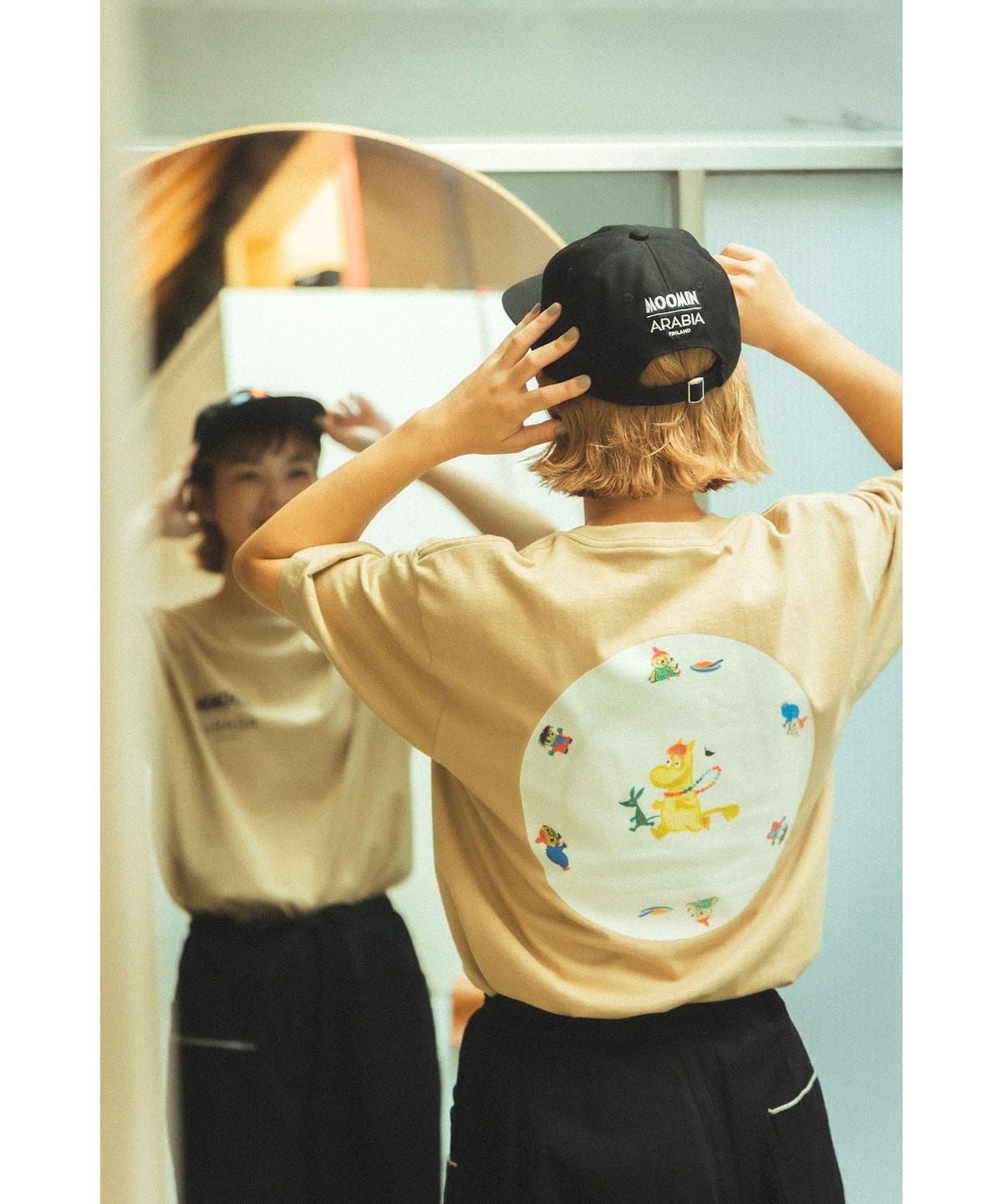 【COLLABORATION】MOOMIN ARABIA / スノークのおじょうさん プレート Tシャツ Tシャツ・カットソー MEN Snorkmaiden S 【COLLABORATION】MOOMIN ARABIA / スノークのおじょうさん プレート Tシャツ Tシャツ・カットソー MEN Snorkmaiden S