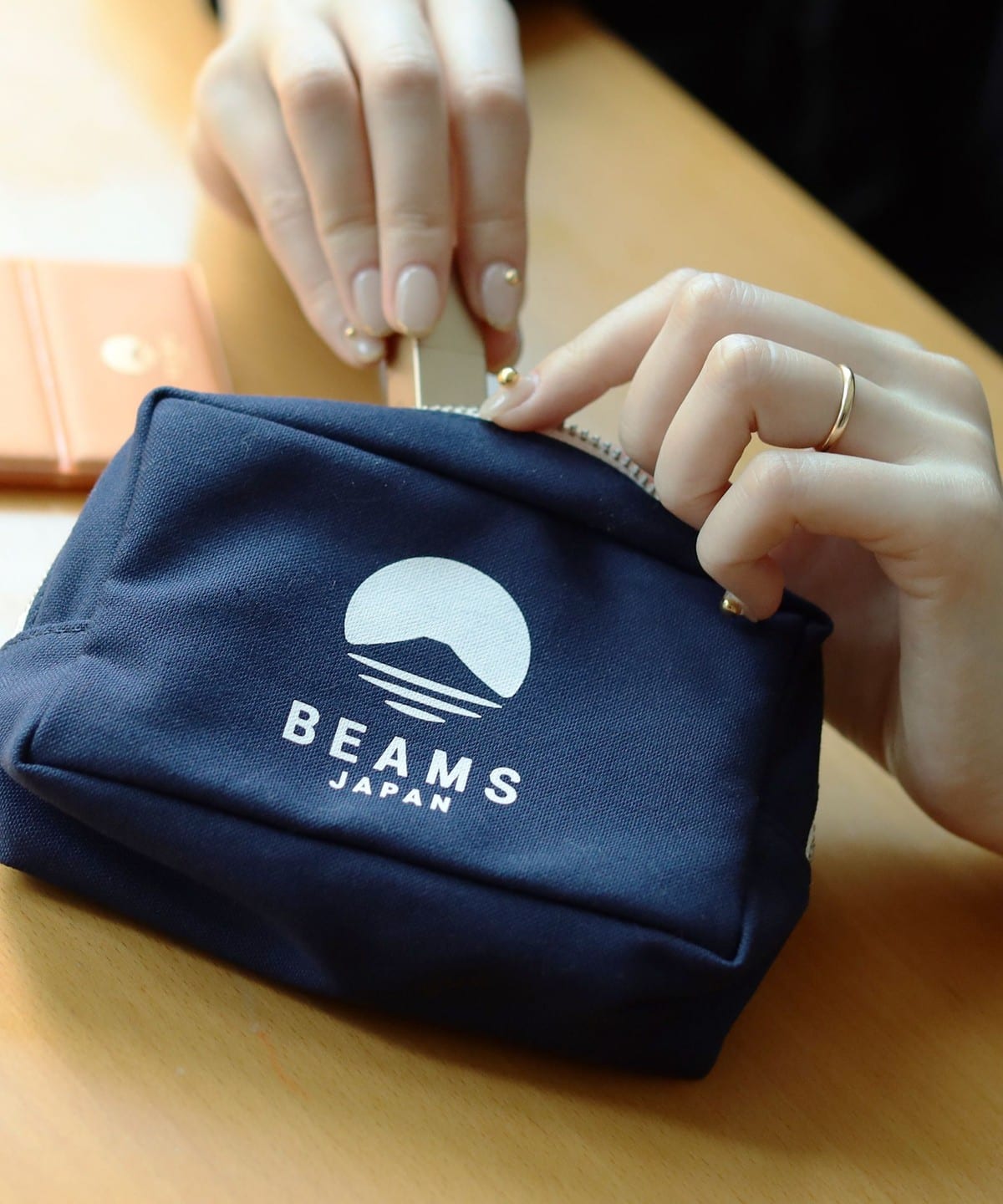 【別注】evergreen works エバーグリーン ワークス / ロゴ ポーチ M 財布・小物 MEN NAVY ONE SIZE 【別注】evergreen works エバーグリーン ワークス / ロゴ ポーチ M 財布・小物 MEN NAVY ONE SIZE