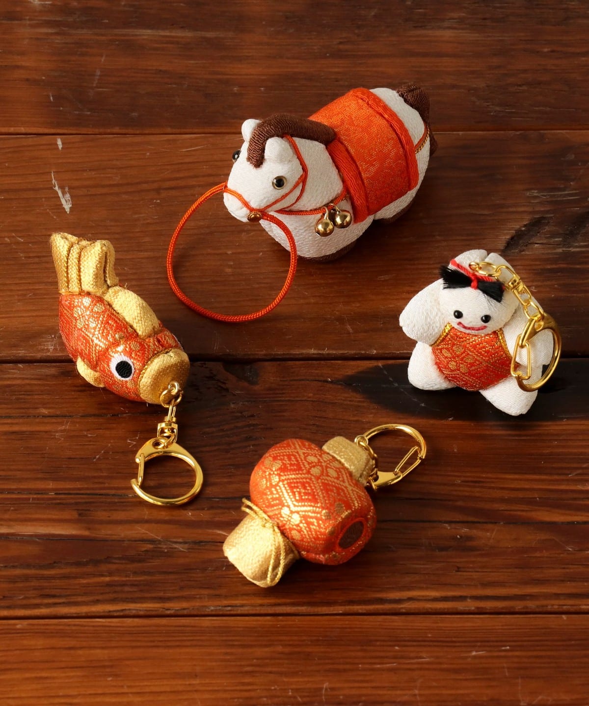 美品★金メッキ 浮彫りキャラクター チャーム 美品☆金メッキ 浮彫りキャラクター チャーム 左腕を上げるクマの