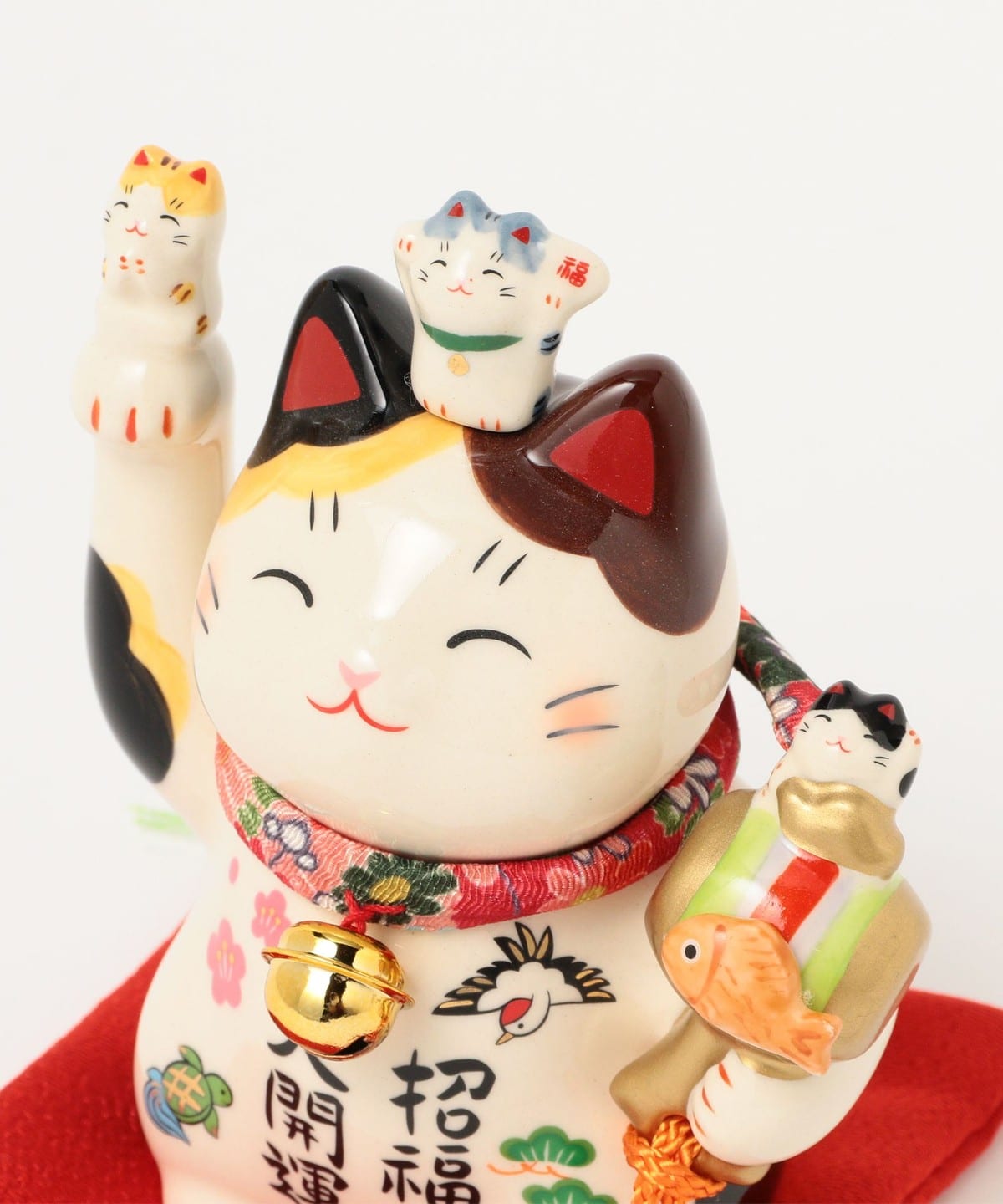 薬師窯 彩絵 招福大開運招き猫 (ちりめん 首輪.座布団付き) 置物 彩絵招福大開運招き猫(ちりめん首輪付・7.5号) – 中外陶園