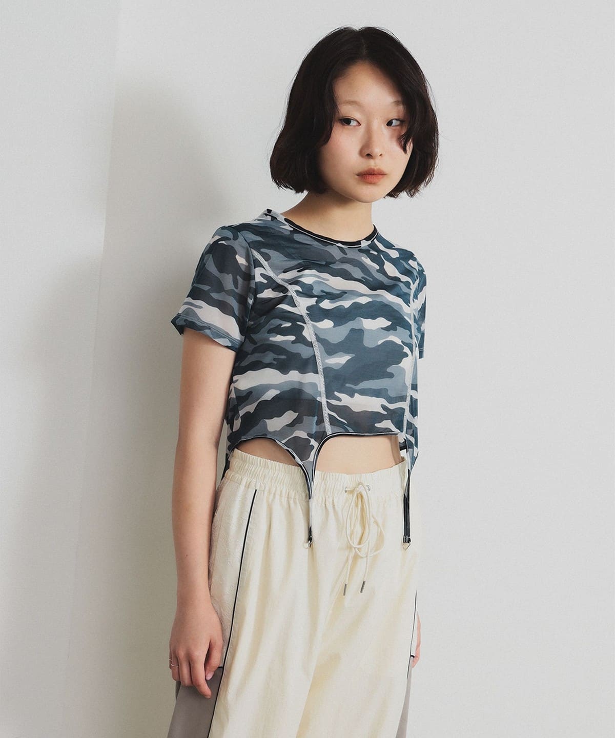 カモフラ パターン ガーターベルト トップス Tシャツ・カットソー WOMEN GREY ONE SIZE カモフラ パターン ガーターベルト トップス Tシャツ・カットソー WOMEN GREY ONE SIZE