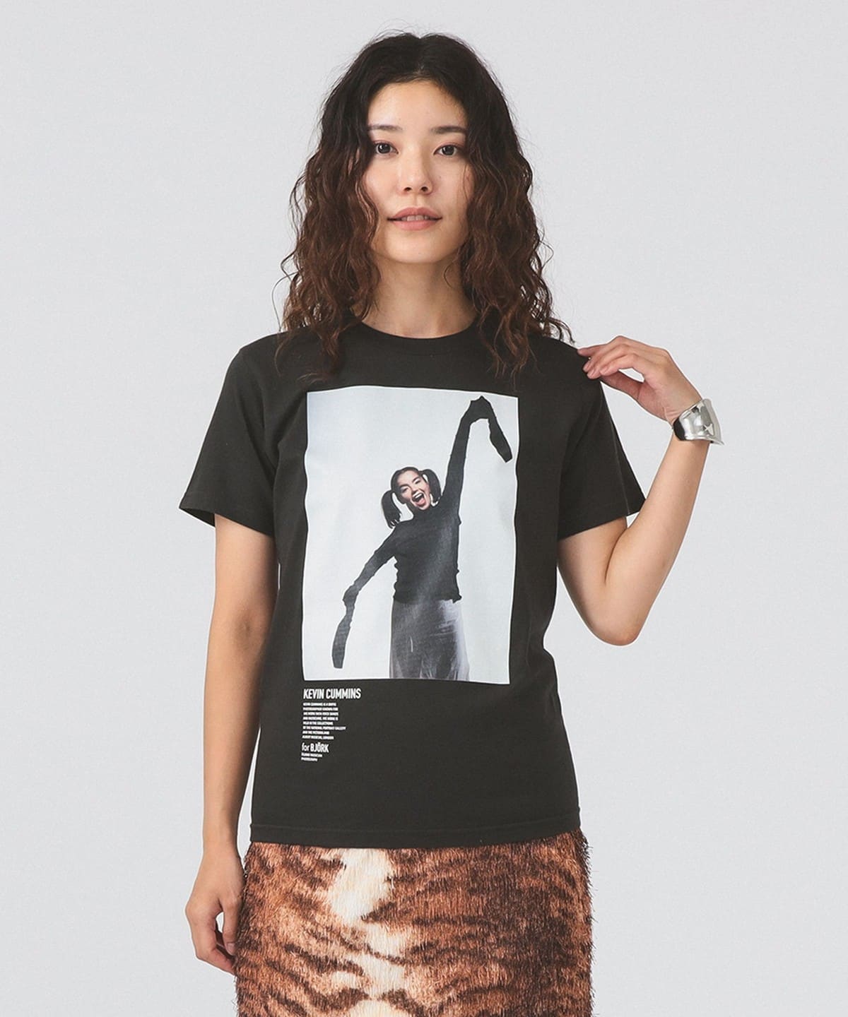 【別注】Kevin Cummins / 「Bjork」Photo T② Tシャツ・カットソー WOMEN BLACK ONE SIZE 【別注】Kevin Cummins / 「Bjork」Photo T② Tシャツ・カットソー WOMEN BLACK ONE SIZE