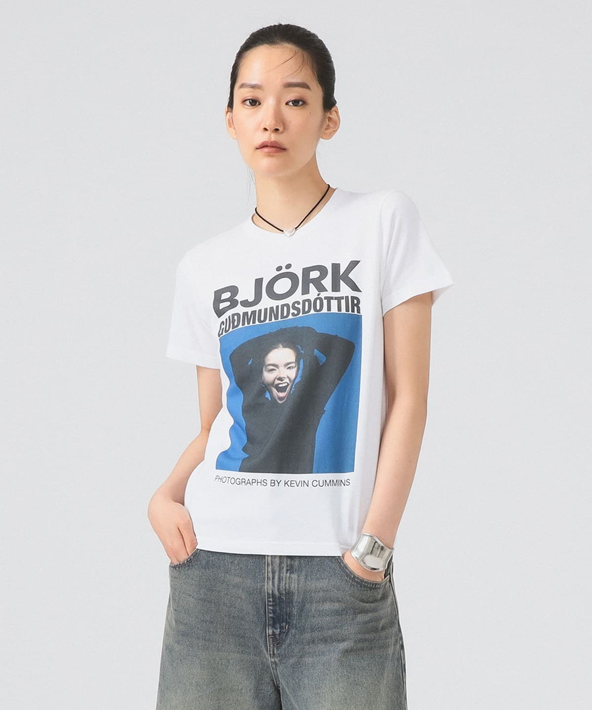 【別注】Kevin Cummins / 「Bjork」Photo T③ Tシャツ・カットソー WOMEN WHITE ONE SIZE 【別注】Kevin Cummins / 「Bjork」Photo T③ Tシャツ・カットソー WOMEN WHITE ONE SIZE