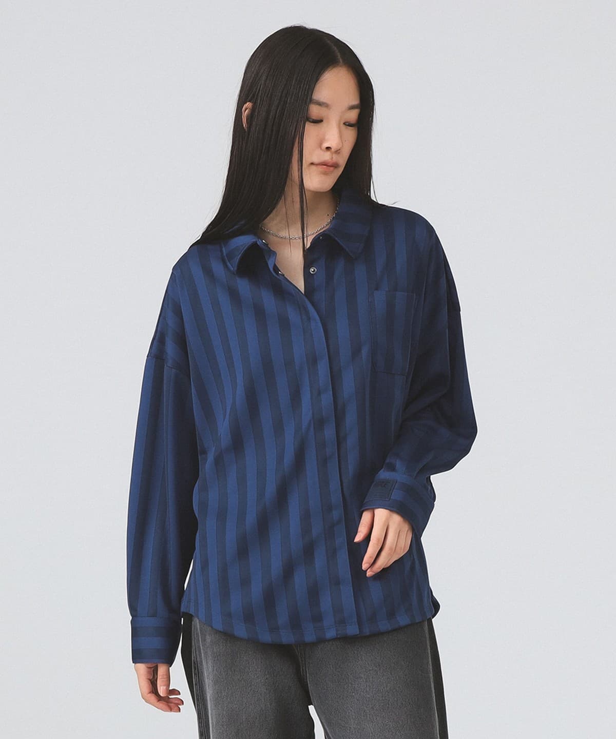 【WEB限定】NIKE ナイキ / オーバーサイズド ジャカード ストライプ ボタンダウン シャツ シャツ・ブラウス WOMEN MIDNIGHT NAVY M 【WEB限定】NIKE ナイキ / オーバーサイズド ジャカード ストライプ ボタンダウン シャツ シャツ・ブラウス WOMEN MIDNIGHT NAVY M
