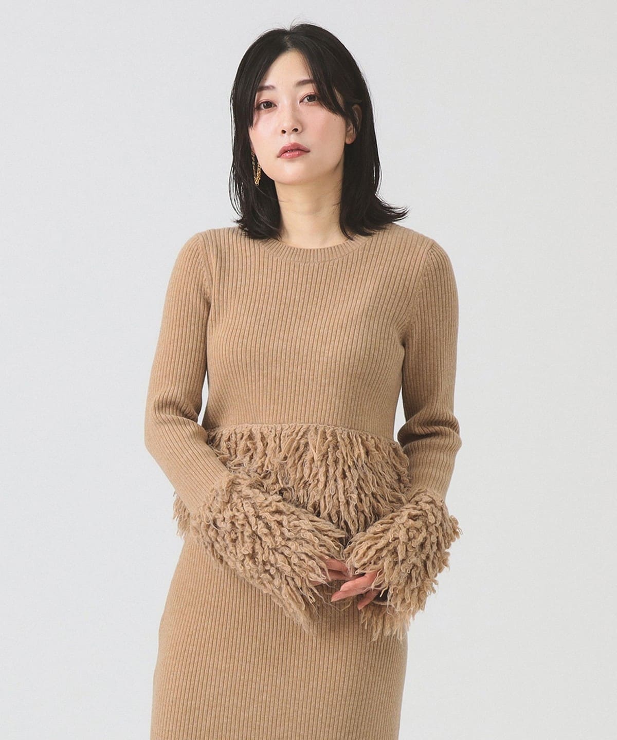 Ray BEAMS 24 CAMEL フリンジティアード　ニット　トップス Ray BEAMS（レイ ビームス）RBS / フリンジ キリカエ クルーネック