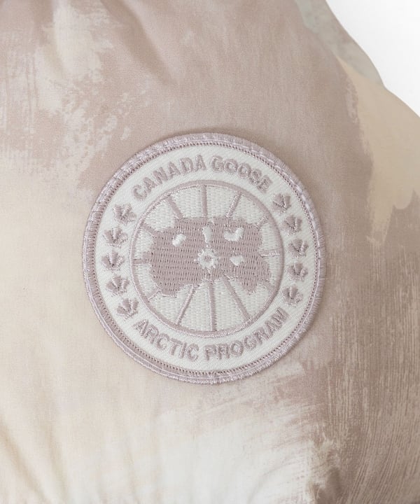 【別注】CANADA GOOSE × Ray BEAMS / Cypress Cropped Puffer ディスクロゴにも“ピンクカラー”を特別に落とし込んでいます