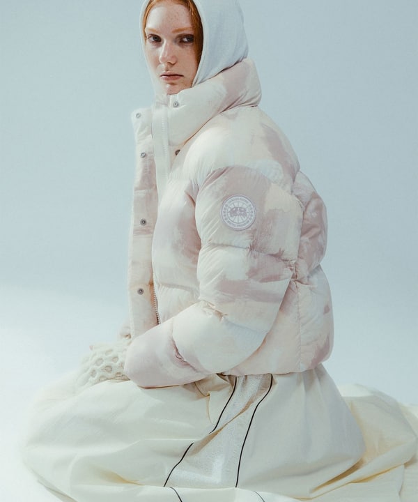 【別注】CANADA GOOSE × Ray BEAMS / Cypress Cropped Puffer 過去のアーカイブから貴重なプリント柄を採用