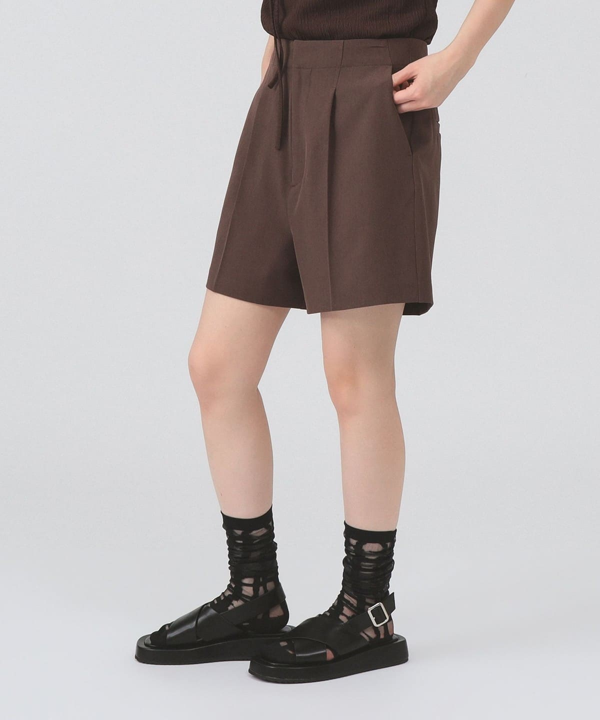 Ray BEAMS / 1タック ハーフパンツ　BROWN 61250321462_C_2.jpg