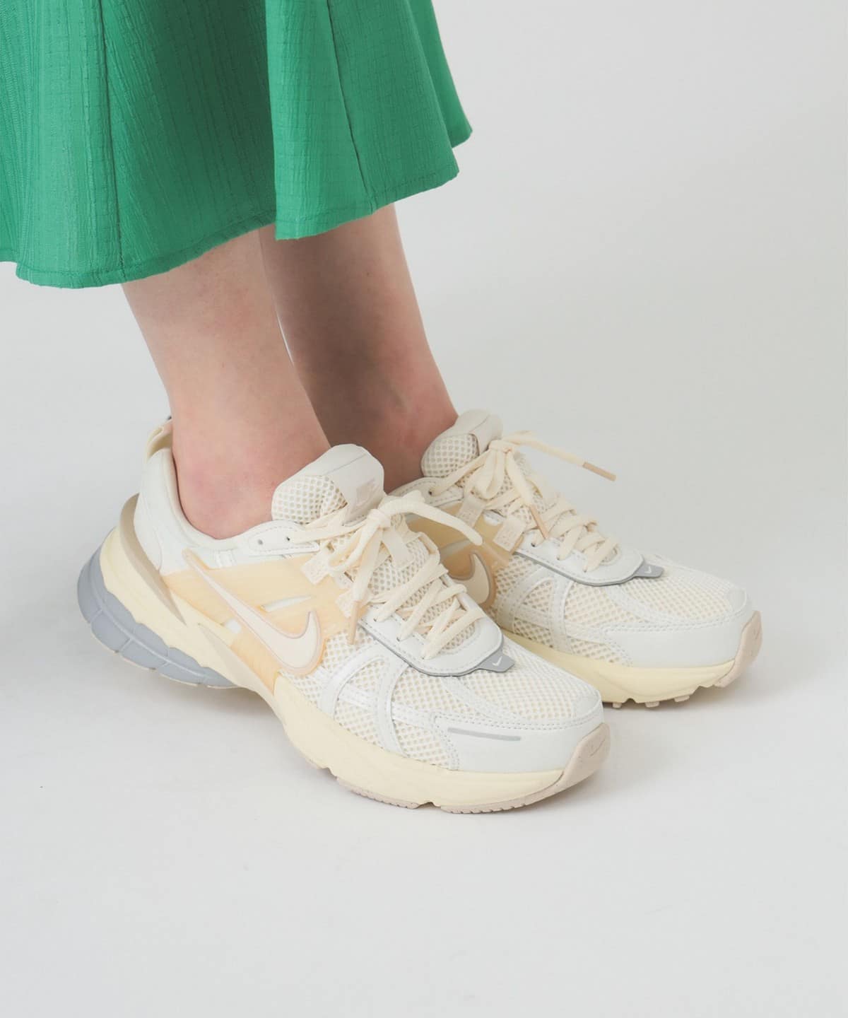 NIKE ナイキ / V2K ラン シューズ WOMEN IVORY(PALE IVORY/PALE IVORY-COCONUT MILK) 24.5 NIKE ナイキ / V2K ラン シューズ WOMEN IVORY(PALE IVORY/PALE IVORY-COCONUT MILK) 24.5