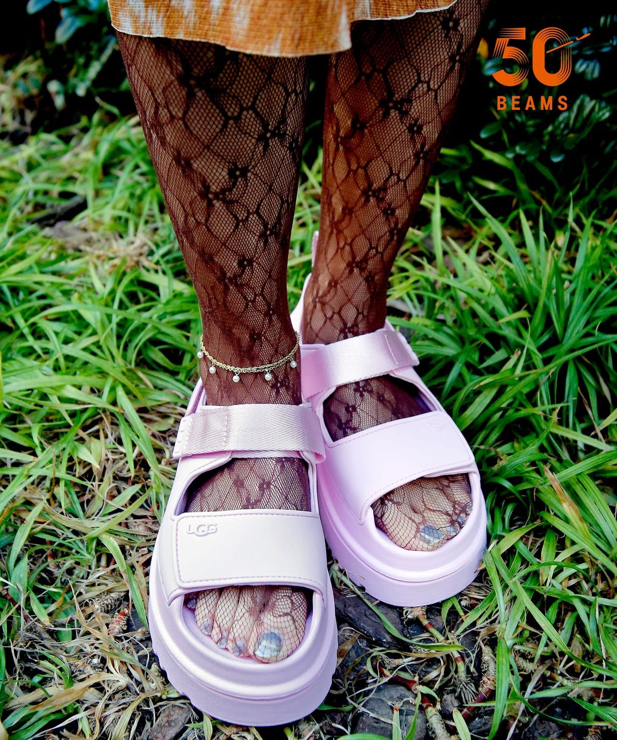 靴 UGG (R) / CLASSIC SANDAL beams Ray BEAMS（レイ ビームス）UGG(R) / Golden Glow Sandal（シューズ