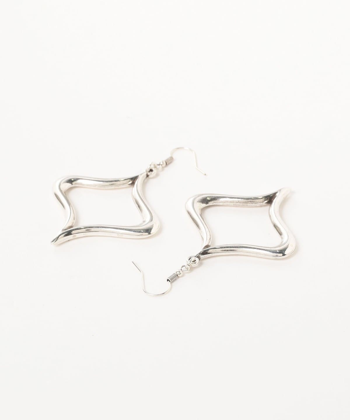 Ray BEAMS（レイ ビームス）OtroAccesorio / ダイヤ モチーフ ピアス