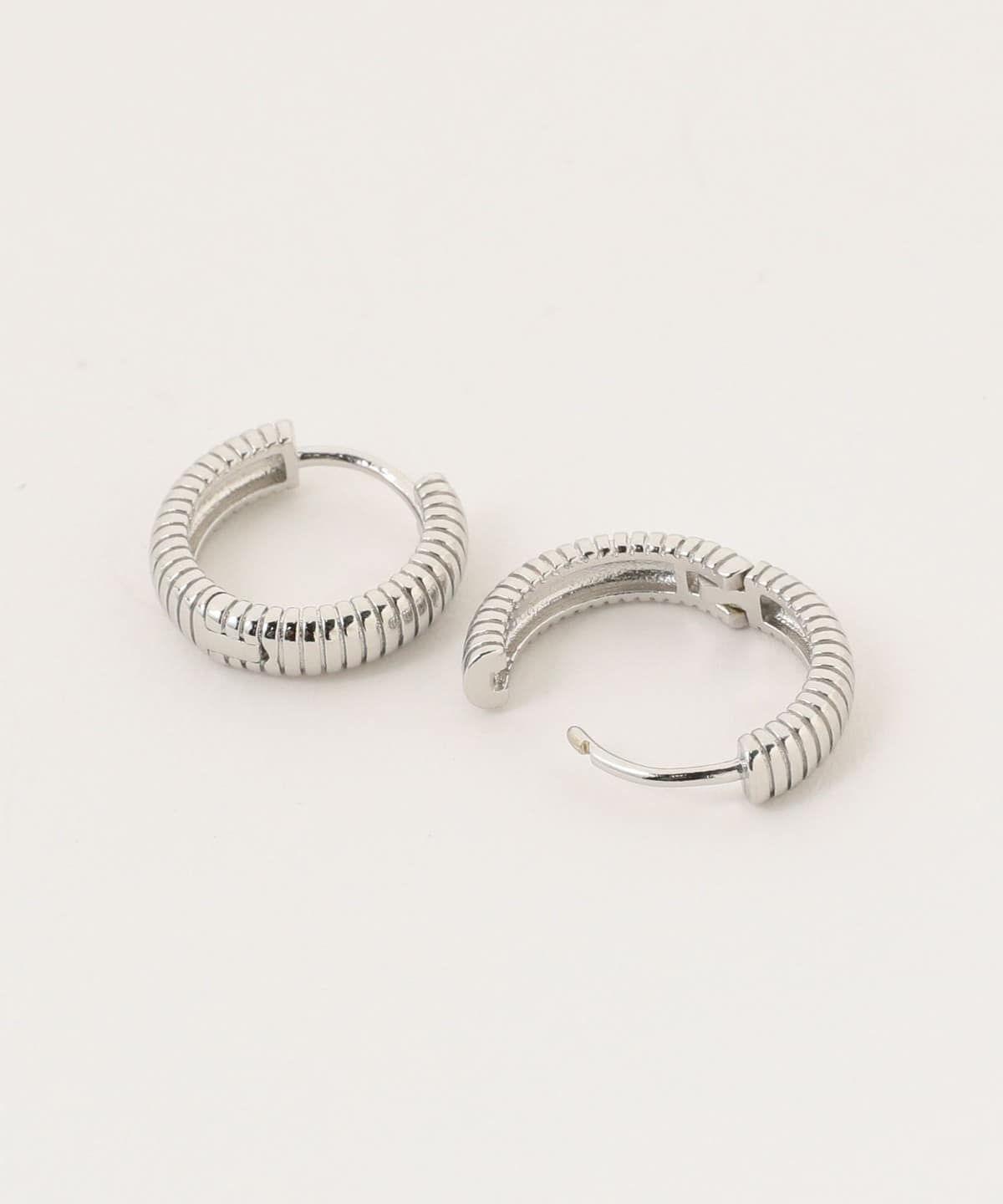 Ray BEAMS / K10 ナカオレ フープ ピアス Ray BEAMS / K10 ナカオレ フープ ピアス
