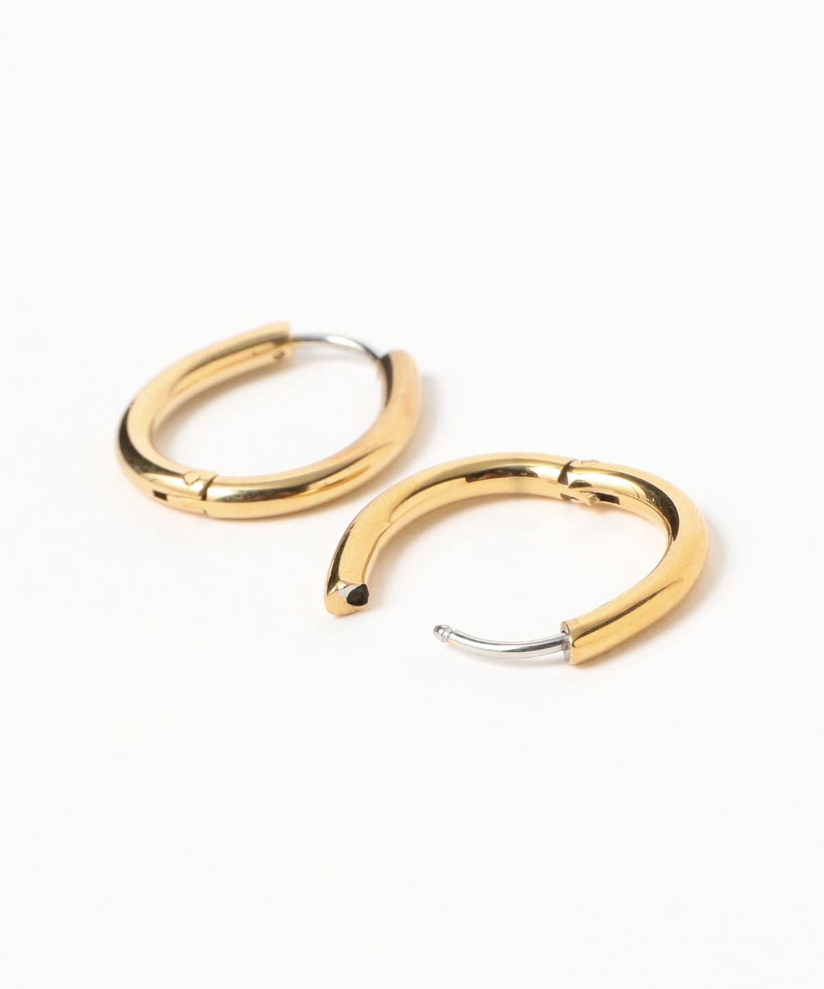 Ray BEAMS（レイ ビームス）ステンレス オーバル フープ ピアス 