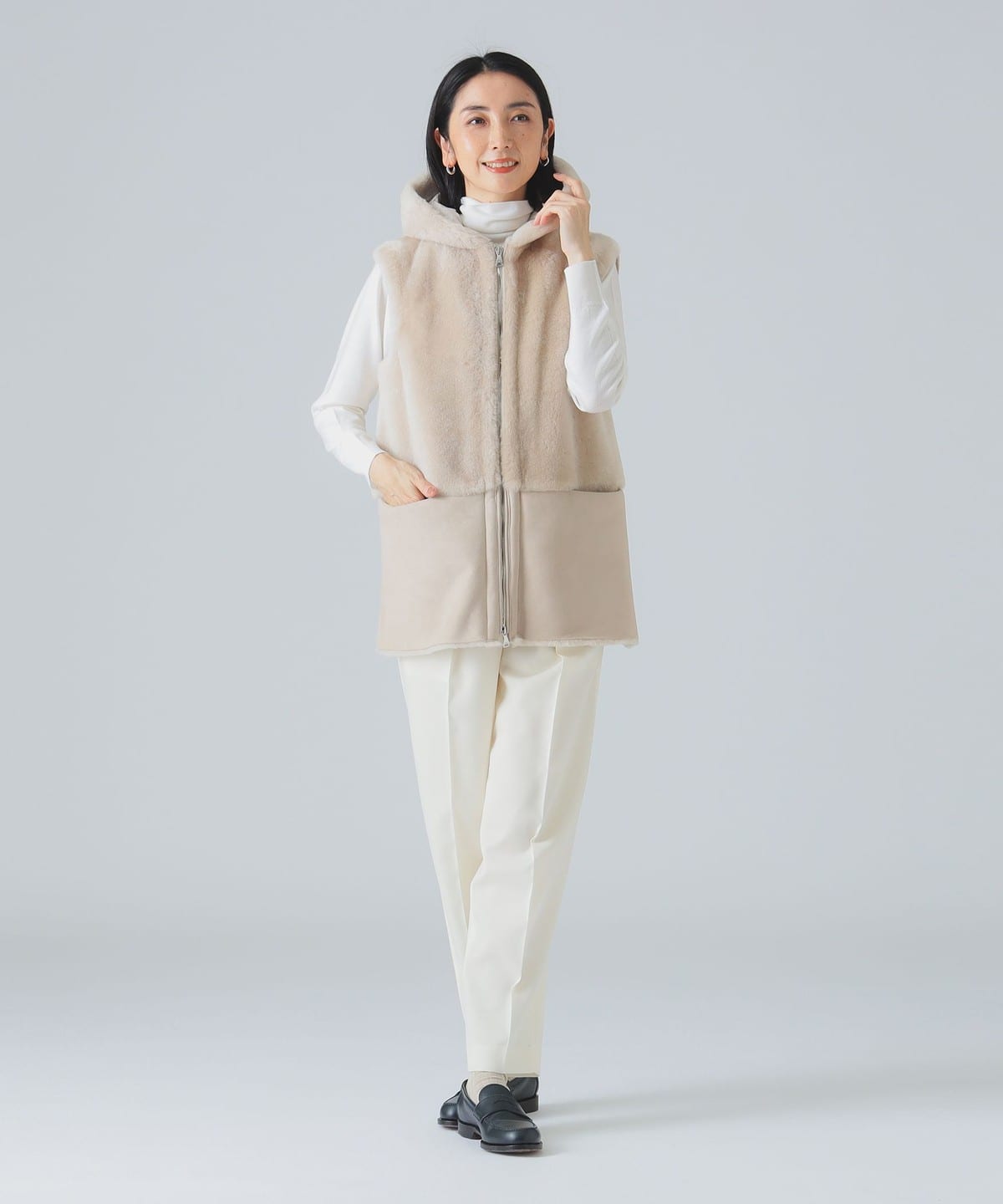 EMMETI AULLAアウラ　リアルムートン ダウン ベスト フードベージュ系 BEAMS SELECTION for WOMEN（ビームス セレクション for ウィメン