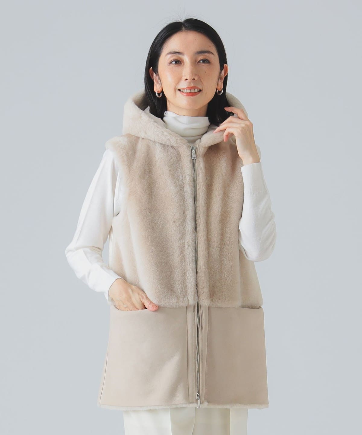 EMMETI AULLAアウラ　リアルムートン ダウン ベスト フードベージュ系 BEAMS SELECTION for WOMEN（ビームス セレクション for ウィメン