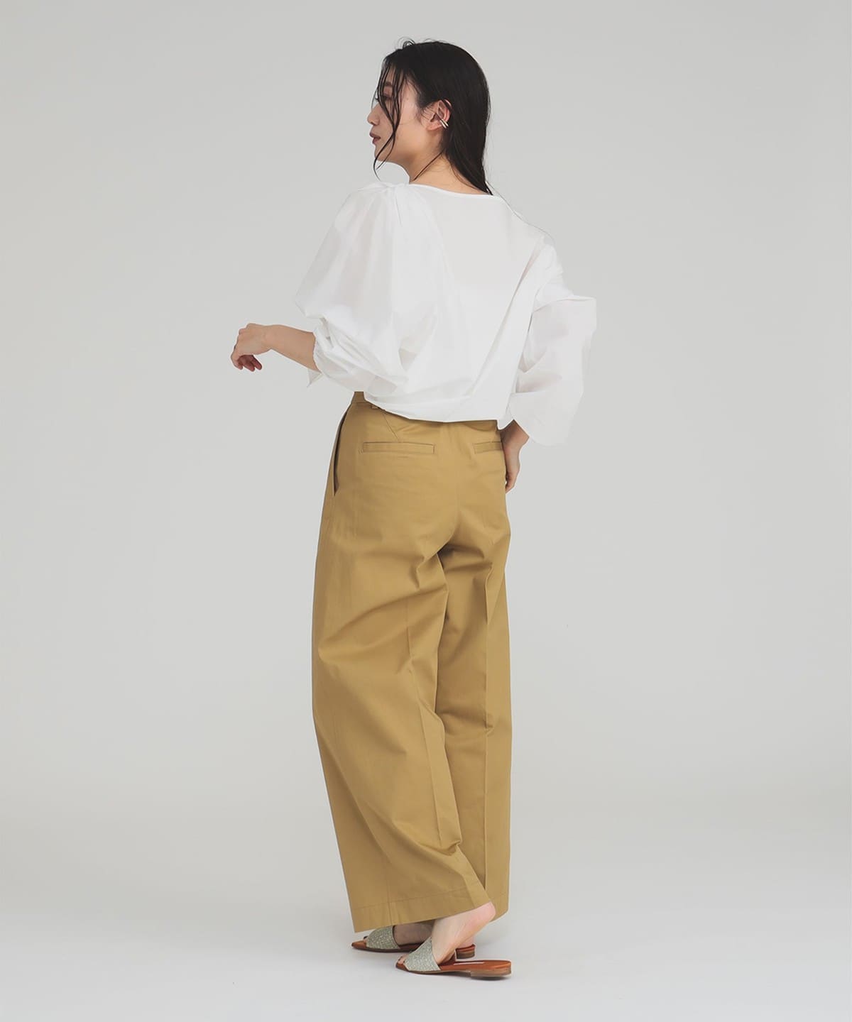 美品 デミルクス ビームス 2023年 2万 ギャザーブラウス ホワイト 388 Demi-Luxe BEAMS（デミルクス ビームス）ギャザー ショルダー