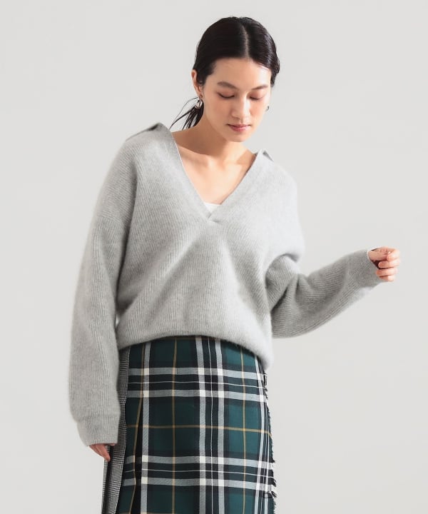【別注】BATONER × Demi-Luxe BEAMS / カシミヤフォックス スキッパー ニット 両色ともに〈Demi-Luxe BEAMS〉がセレクトした別注カラー