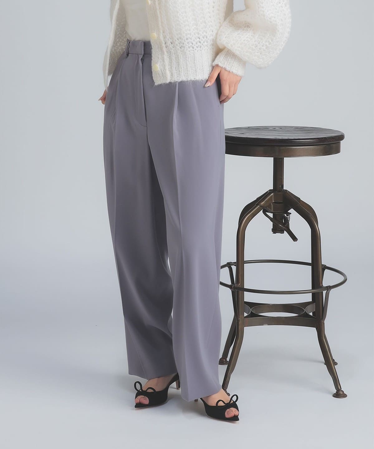 パウダリー タック パンツ パンツ WOMEN GREY 38 パウダリー タック パンツ パンツ WOMEN GREY 38