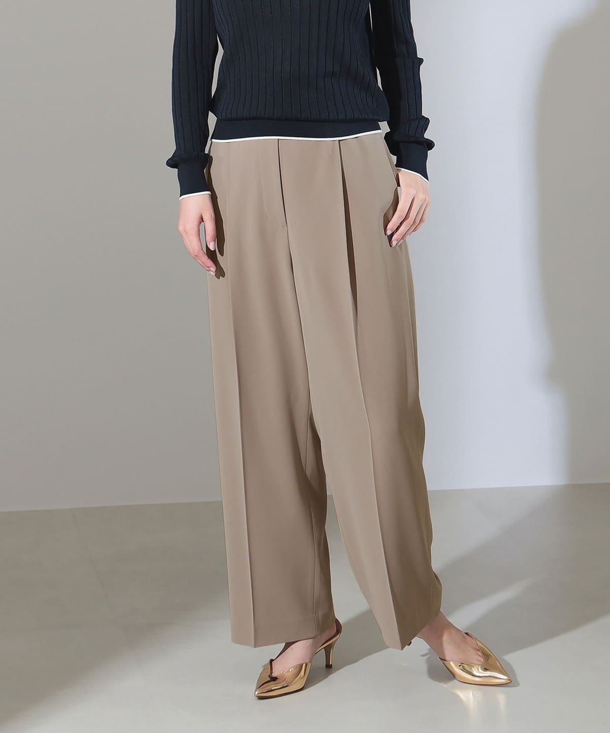 パウダリー タック パンツ パンツ WOMEN BEIGE 36 パウダリー タック パンツ パンツ WOMEN BEIGE 36