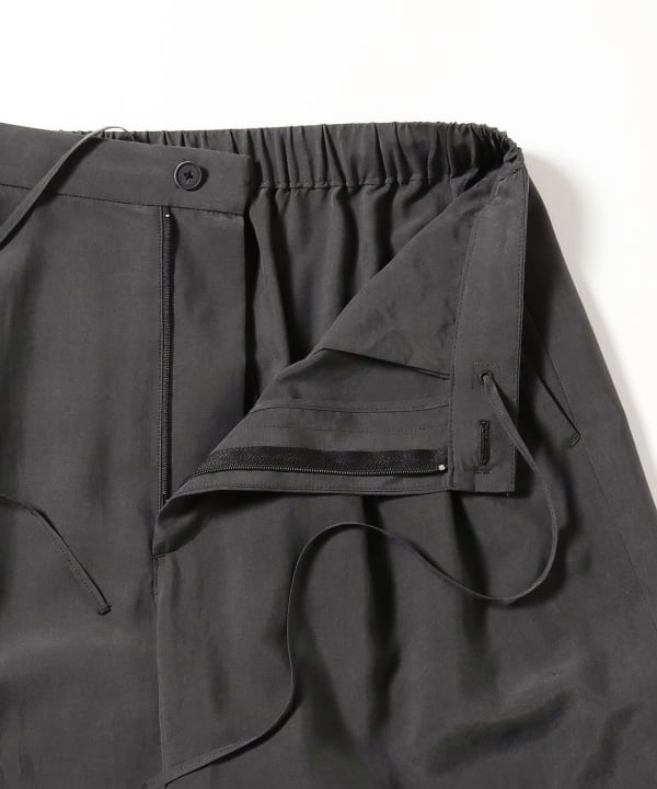 ATON / Silk Suede Easy Pants: The fit can be adjusted with the inner drawstring.