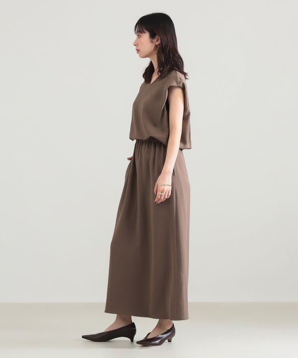 V-neck back sheer dress. BEAMS STAFF: H165 Size 38