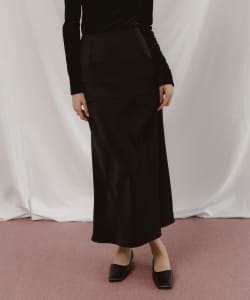 BEAMS SALON / グロッシー レイヤー スカート
