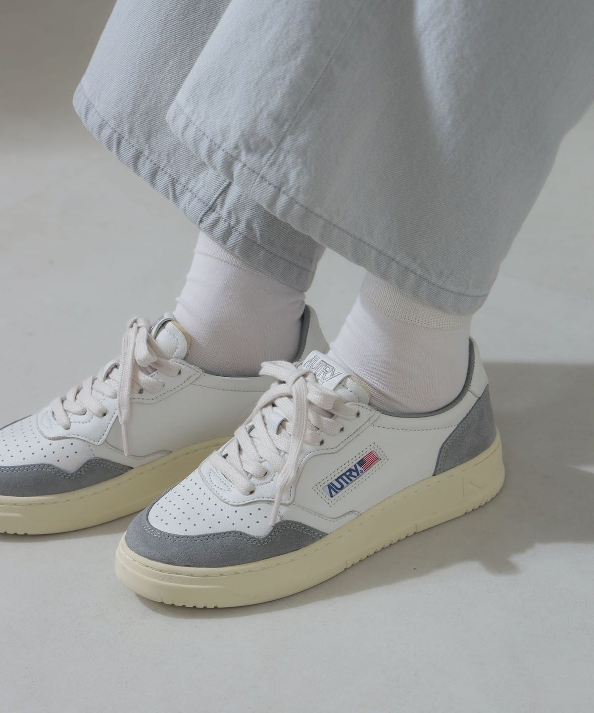 AUTRY / MEDALIST LOW レザースエード コンビ スニーカー シューズ WOMEN WHITE/GREY 38 AUTRY / MEDALIST LOW レザースエード コンビ スニーカー シューズ WOMEN WHITE/GREY 38
