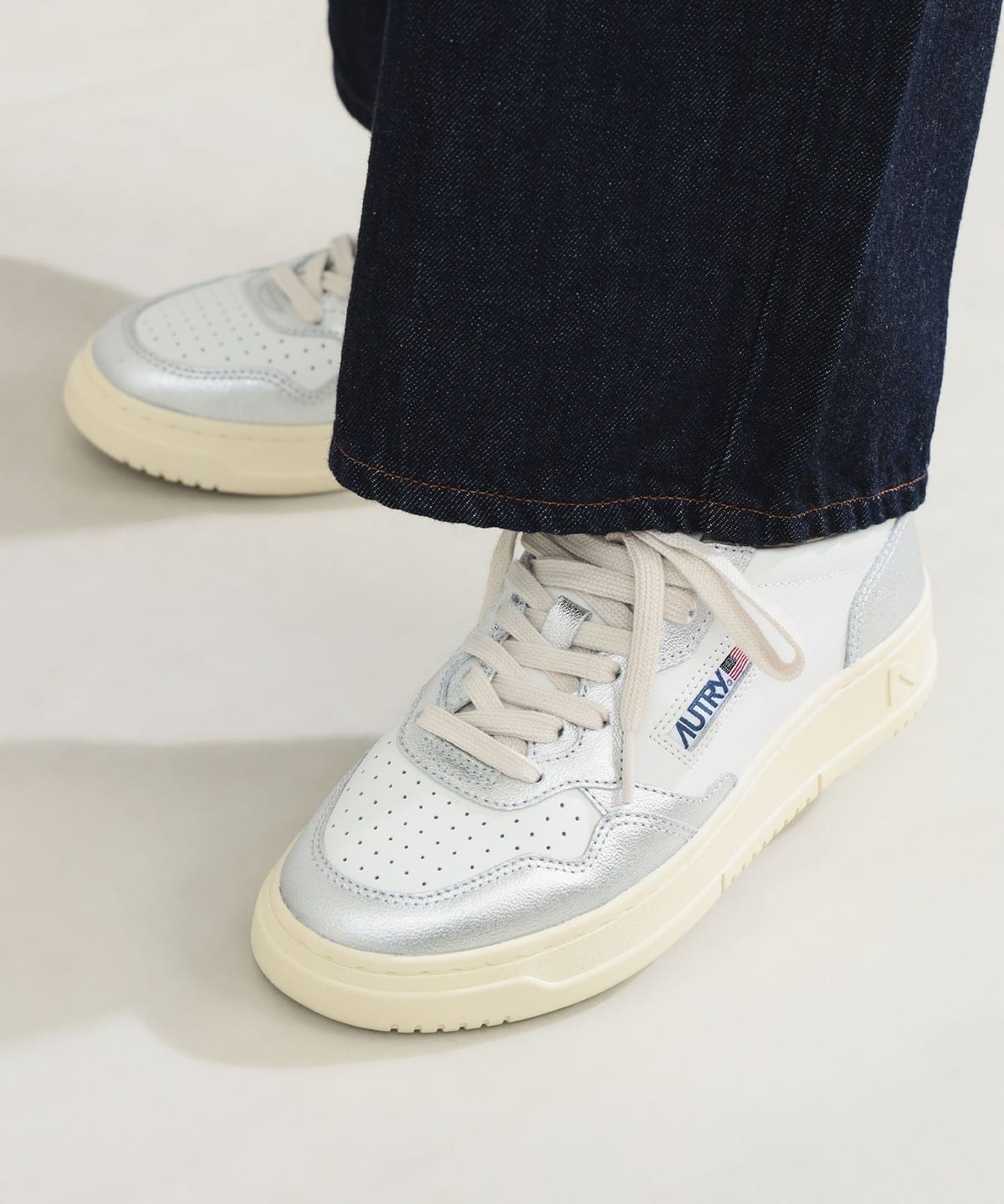 AUTRY / MEDALIST LOW バイカラー レザースニーカー シューズ WOMEN WHITE/SILVER 37 AUTRY / MEDALIST LOW バイカラー レザースニーカー シューズ WOMEN WHITE/SILVER 37