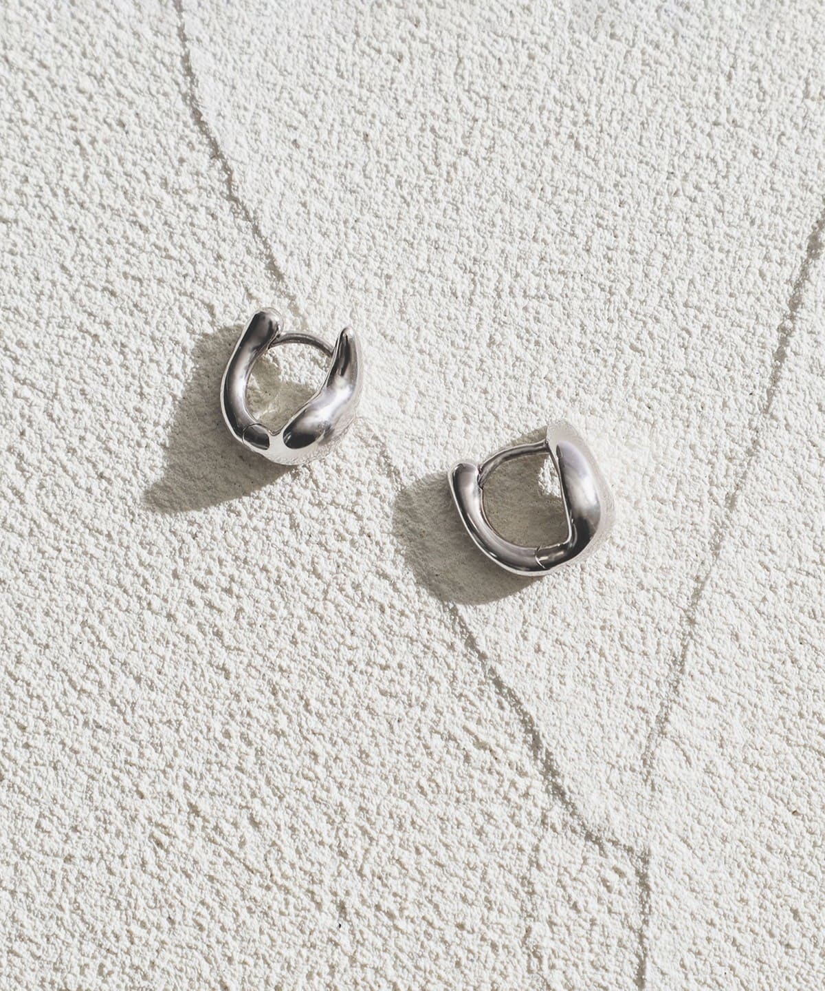 MARIA BLACK マリア ブラック / Sagene Trail Huggie ピアス シルバー アクセサリー WOMEN SILVER ONE SIZE MARIA BLACK マリア ブラック / Sagene Trail Huggie ピアス シルバー アクセサリー WOMEN SILVER ONE SIZE