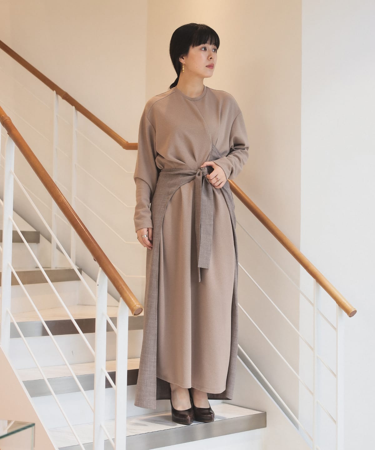 AKIRANAKA ツイストネックディテールジャージードレス ベージュ ロング 