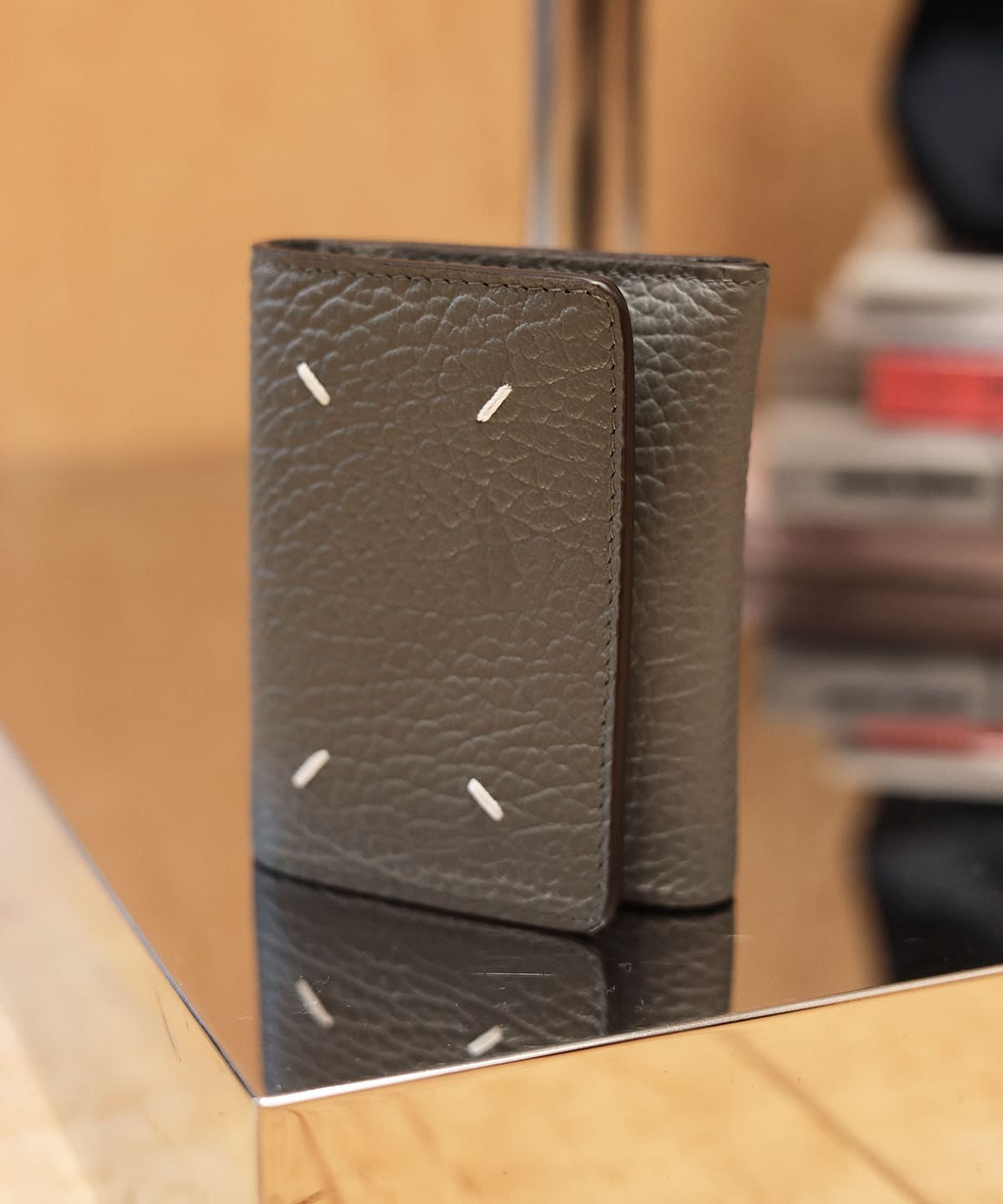 〈WOMEN〉Maison Margiela メゾン マルジェラ / ジップ トリフォールド ウォレット 財布・小物 WOMEN DARK GREY ONE SIZE 〈WOMEN〉Maison Margiela メゾン マルジェラ / ジップ トリフォールド ウォレット 財布・小物 WOMEN DARK GREY ONE SIZE