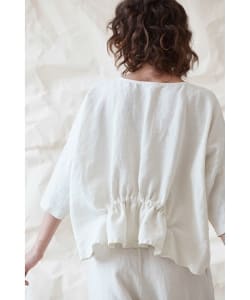 ＜WOMEN＞BLACK CRANE / リネン ギャザートップ