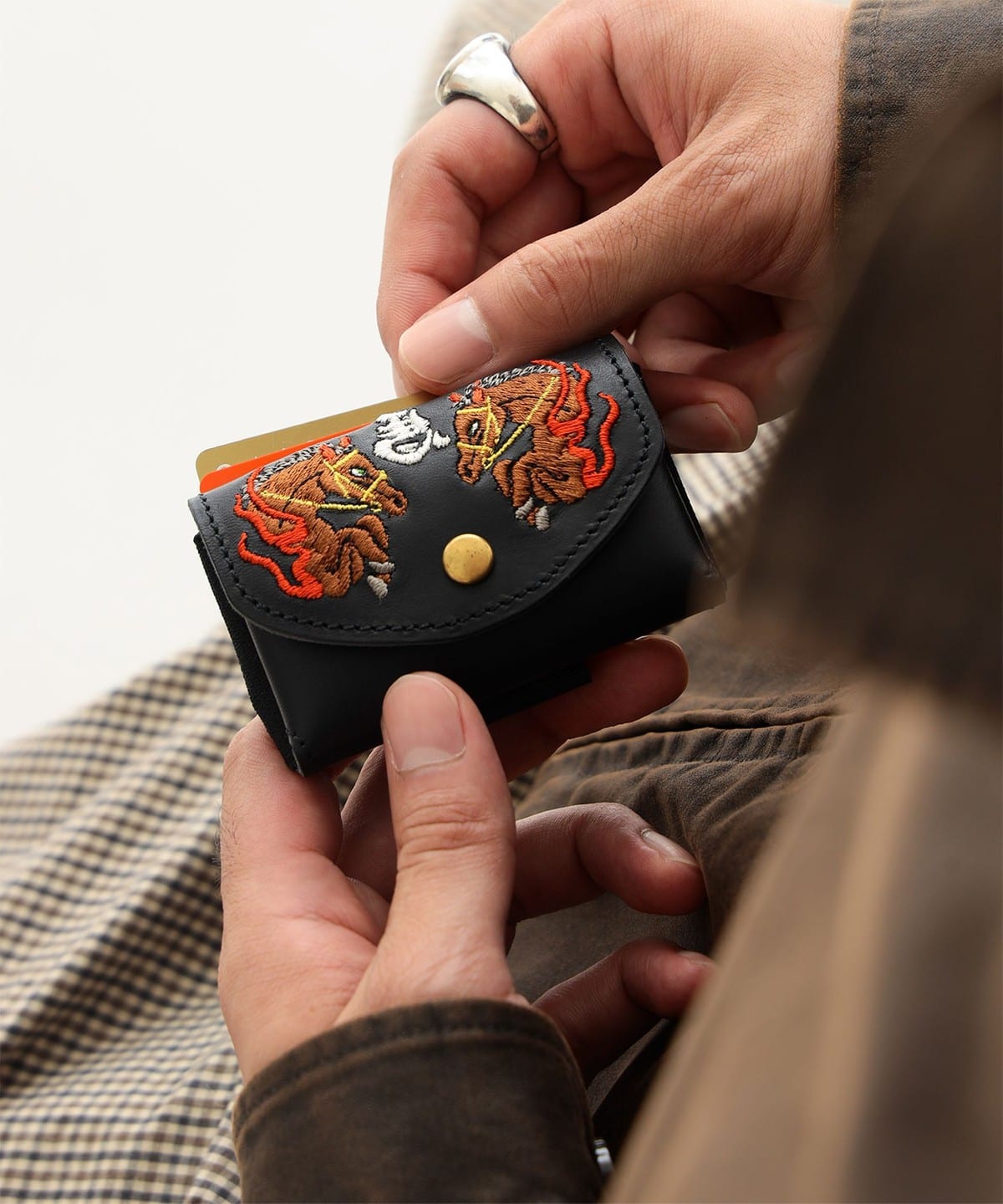 【別注】com-ono × Kendai / 馬 刺繍 レザー ミニ ウォレット『TINY-001』 財布・小物 WOMEN BLACK ONE SIZE 【別注】com-ono × Kendai / 馬 刺繍 レザー ミニ ウォレット『TINY-001』 財布・小物 WOMEN BLACK ONE SIZE