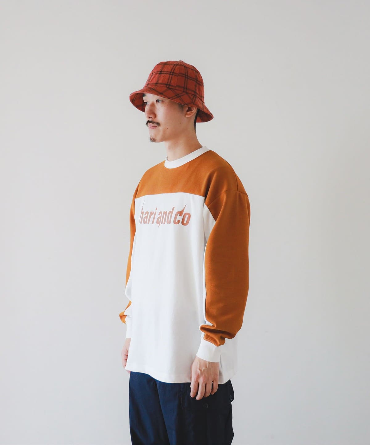 BEAMS T（ビームスT）【アウトレット】CHARI&CO / FLUSHING LOGO MOTO 