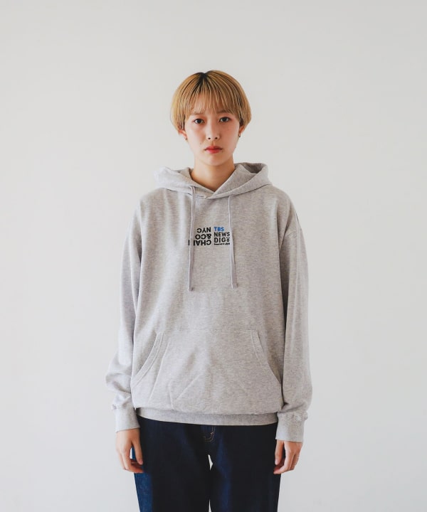 BEAMS T（ビームスT）CHARI&CO x TBS NEWS DIG / EMBROIDERY HOODIE