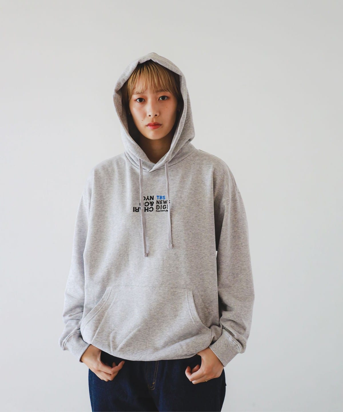 BEAMS T（ビームスT）CHARI&CO x TBS NEWS DIG / EMBROIDERY HOODIE