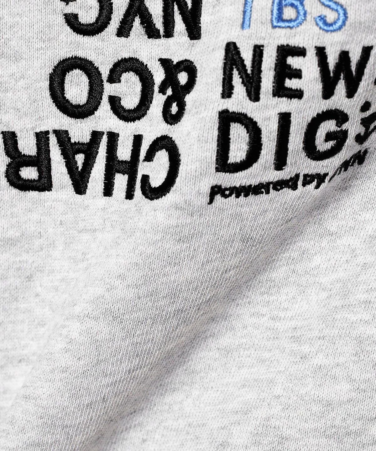 BEAMS T（ビームスT）CHARI&CO x TBS NEWS DIG / EMBROIDERY HOODIE