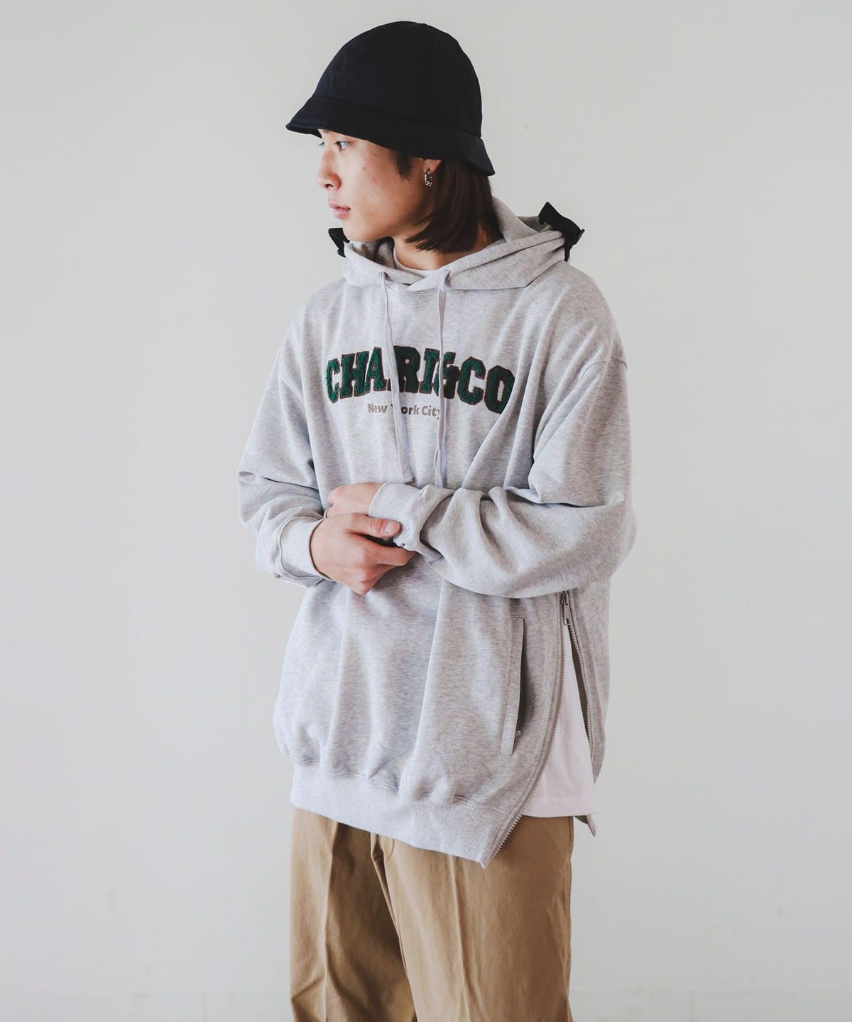 BEAMS T（ビームスT）CHARI&CO / UNIVERSITY LOGO HOODIE SWEAT