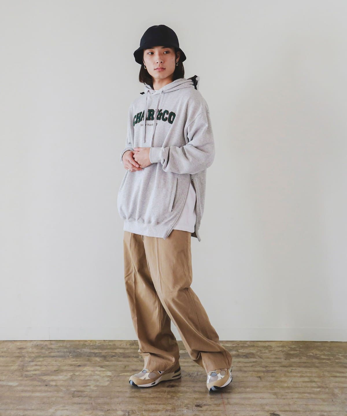 BEAMS T（ビームスT）CHARI&CO / UNIVERSITY LOGO HOODIE SWEAT