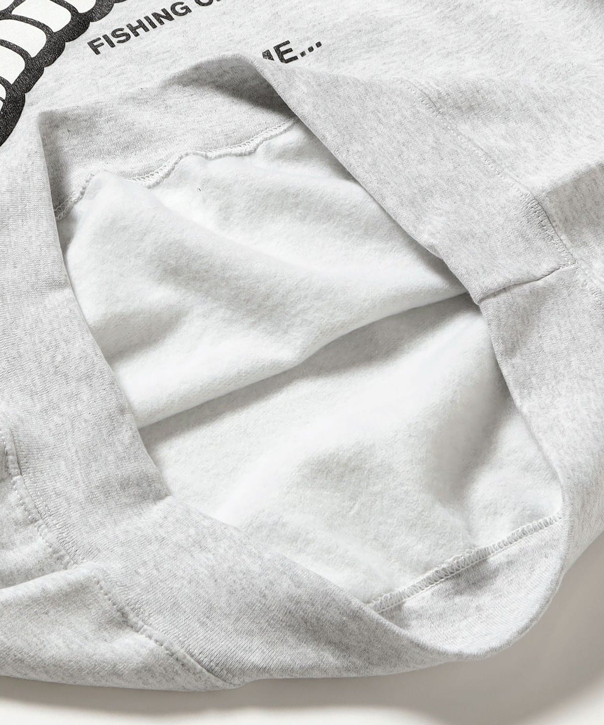 BEAMS T（ビームスT）Chaos Fishing Club / WORM LOGO Crew Sweat