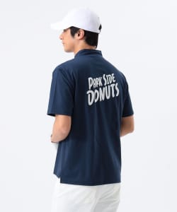 〈MEN〉【別注】PARK SIDE DONUTS / 【DRY・UV・STRETCH】フラッグロゴ モックネックシャツ．
