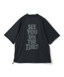 【別注】MAGIC NUMBER / SEE YOU ON THE TURF バッグロゴ モックネックシャツ